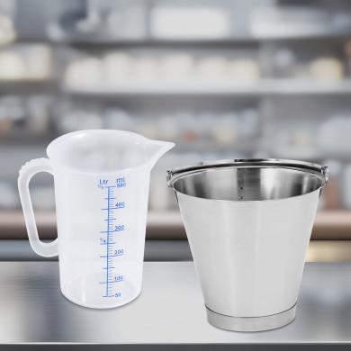 Eimer, Messbecher und Schüsseln