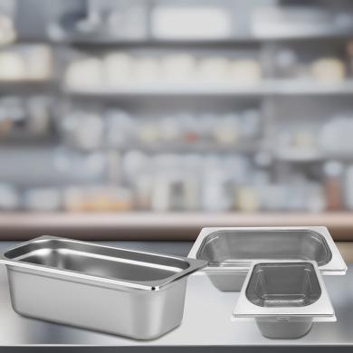 Eisschalen und Transportwagen